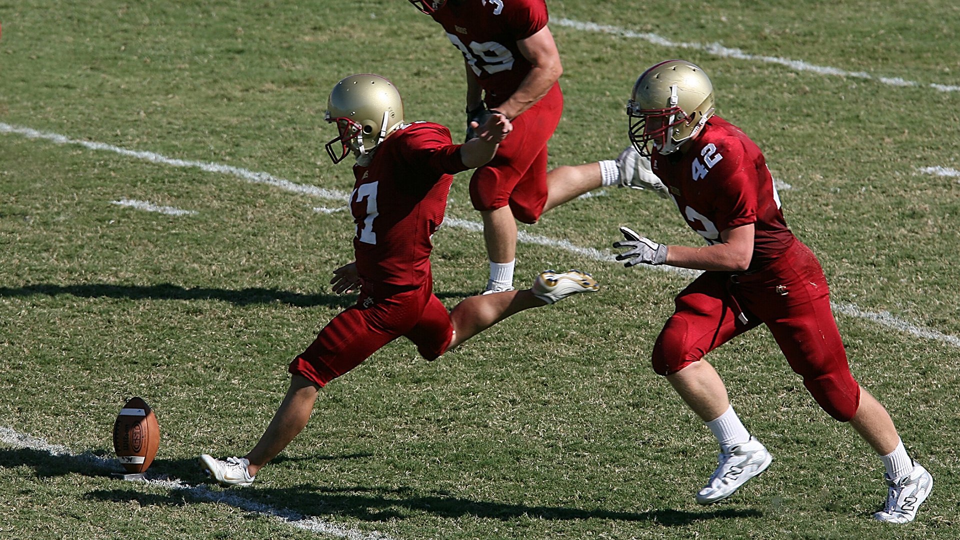 全国聋人游泳锦标赛 发令灯一亮即全力冲刺