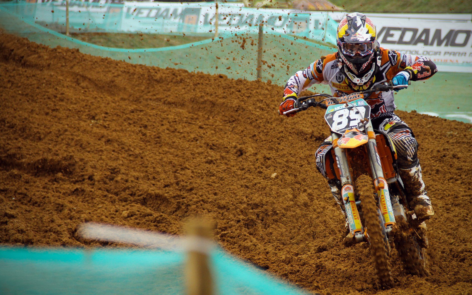 视障引导跑体验赛 志愿者蒙眼在引导下完成百米